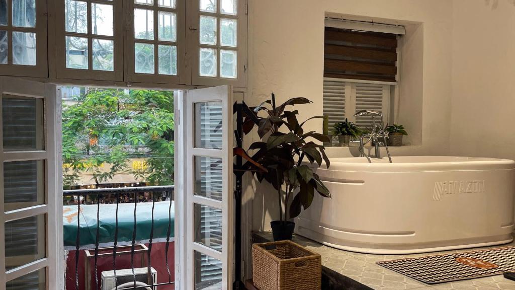 Nih Homestay Classic Room 2Bed with balcony Near Hoan Kiem Lake