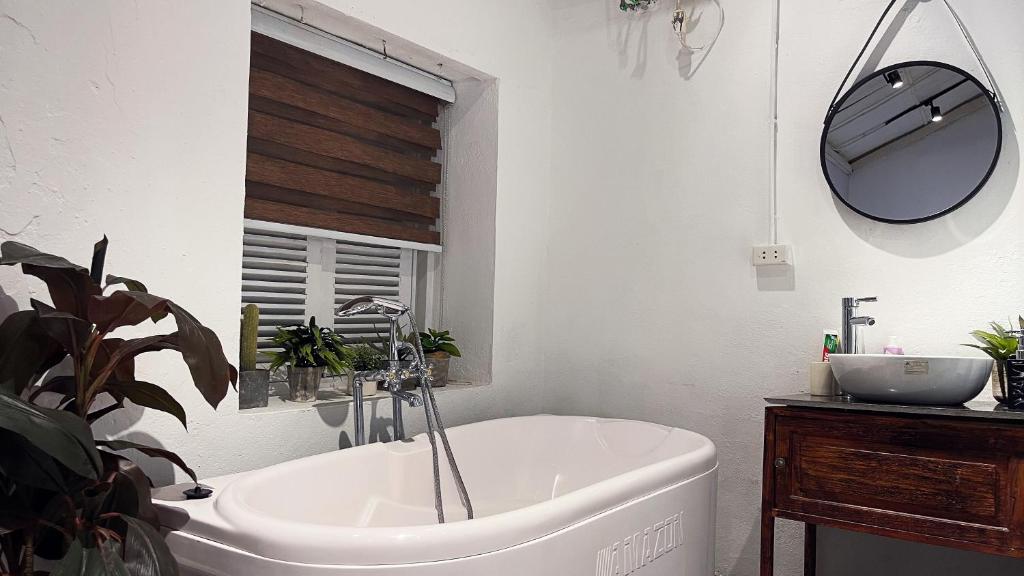 Nih Homestay Classic Room 2Bed with balcony Near Hoan Kiem Lake