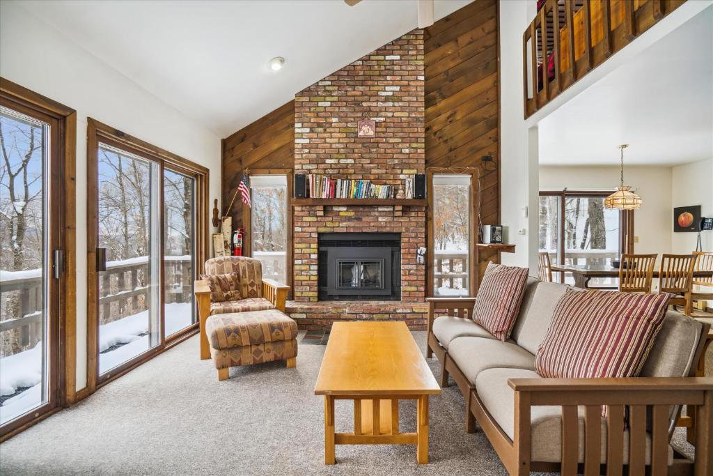 Three bedroom with Beautiful View & Short Walk to the Home Stretch Trail! Frosty image