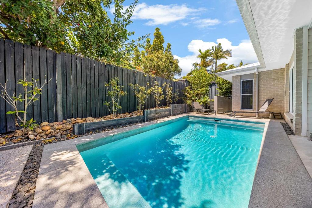 Pet friendly Holiday home with pool on Alex photo 1
