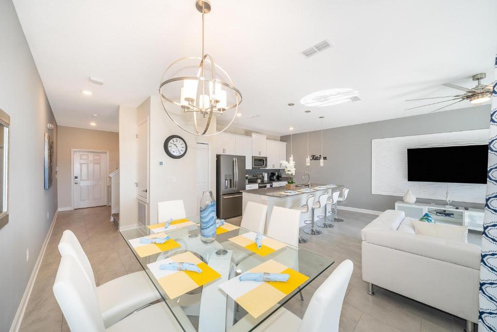 4834SL TOWNHOUSE 4 BEDROOMS & 3 BATHROOMS + POOL image