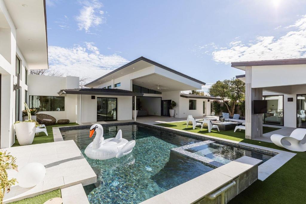 L.A. Meets Scottsdale-Resort Backyard-Pool & Spa image