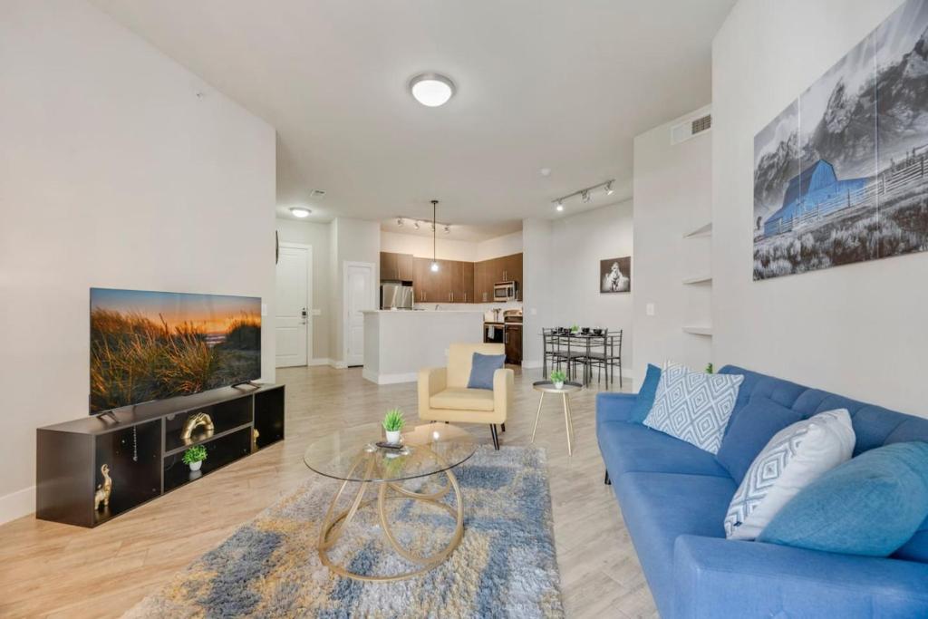 Nice 2BR I Pool I Gym I Free Parking I Workspace image