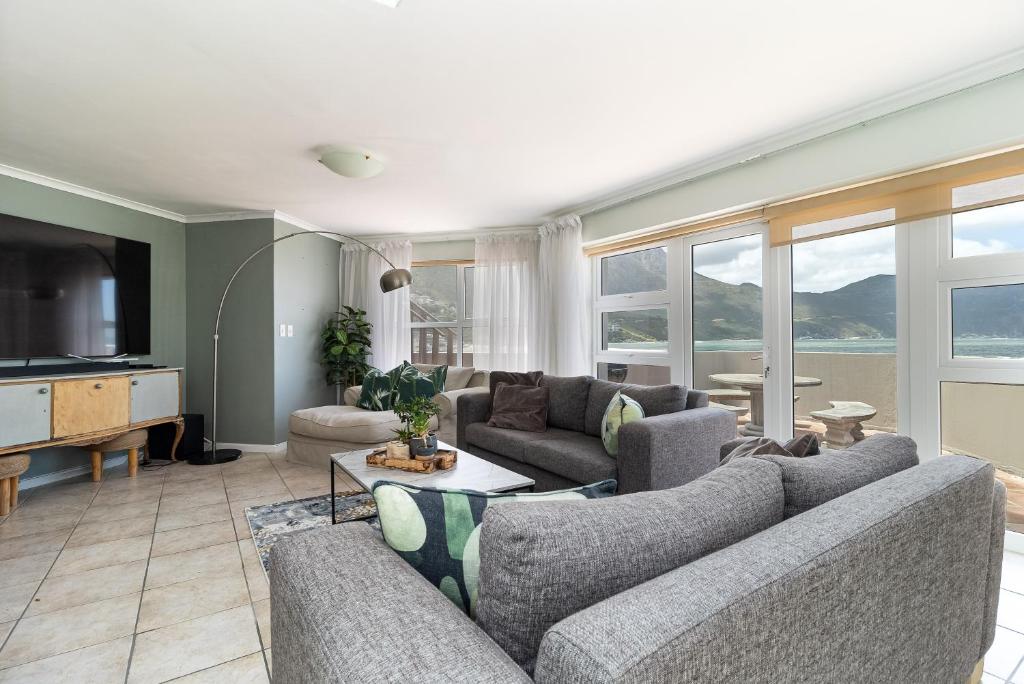 Beachfront Villa Sea Breeze Hout Bay Cape Town - Tap to explore photos