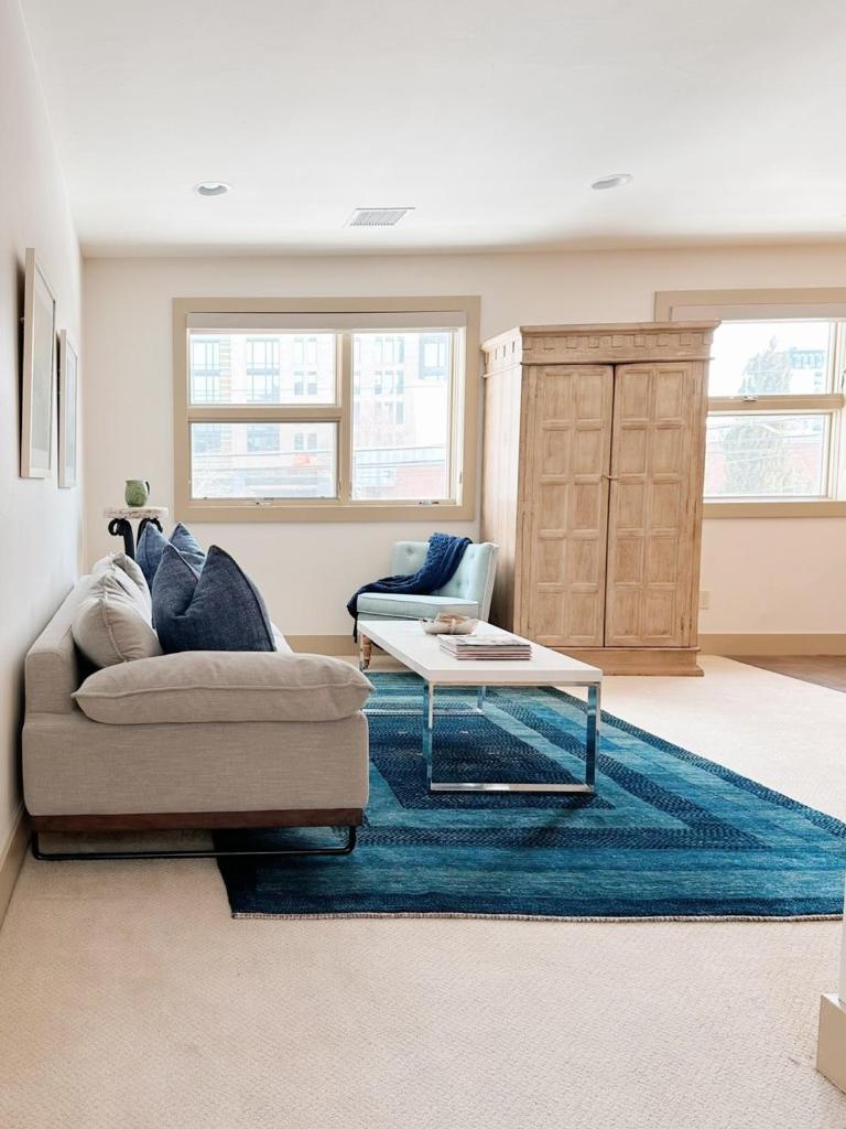 1 bed apartment with parking - Denver Museum District Walk to Convention Center, Capital, museums and shops image