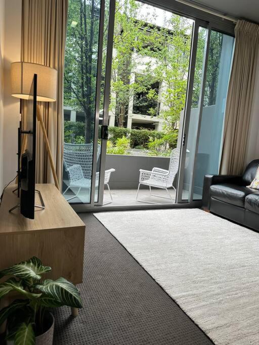 Modern Loft Retreat in Barton Canberra ACT near Parliament House photo 2
