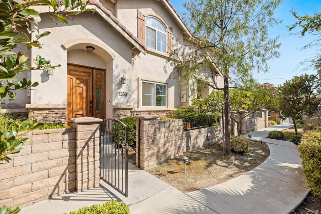 Modern townhouse - Four bedrooms near Pasadena, LA image