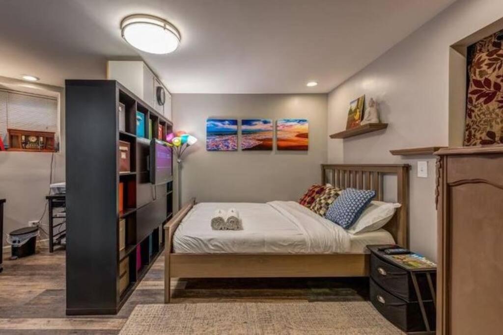 Near UChicago & Metra & Hot Tub & Jacuzzi Escape image