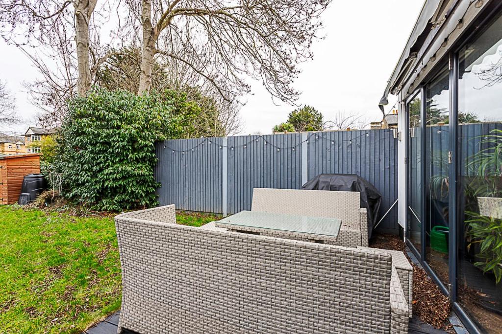 Modern and Spacious Colliers Wood Home - Tap to explore photos
