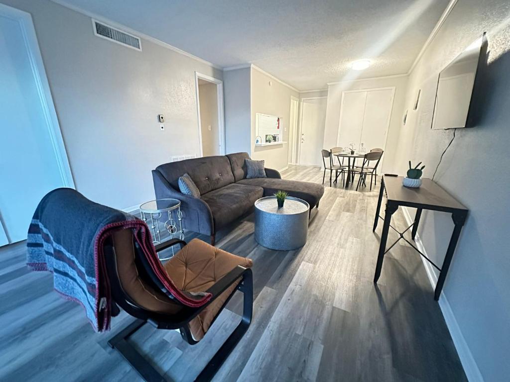 2BR 2BA Bright and Modern Spot Near Houston Top Attractions image