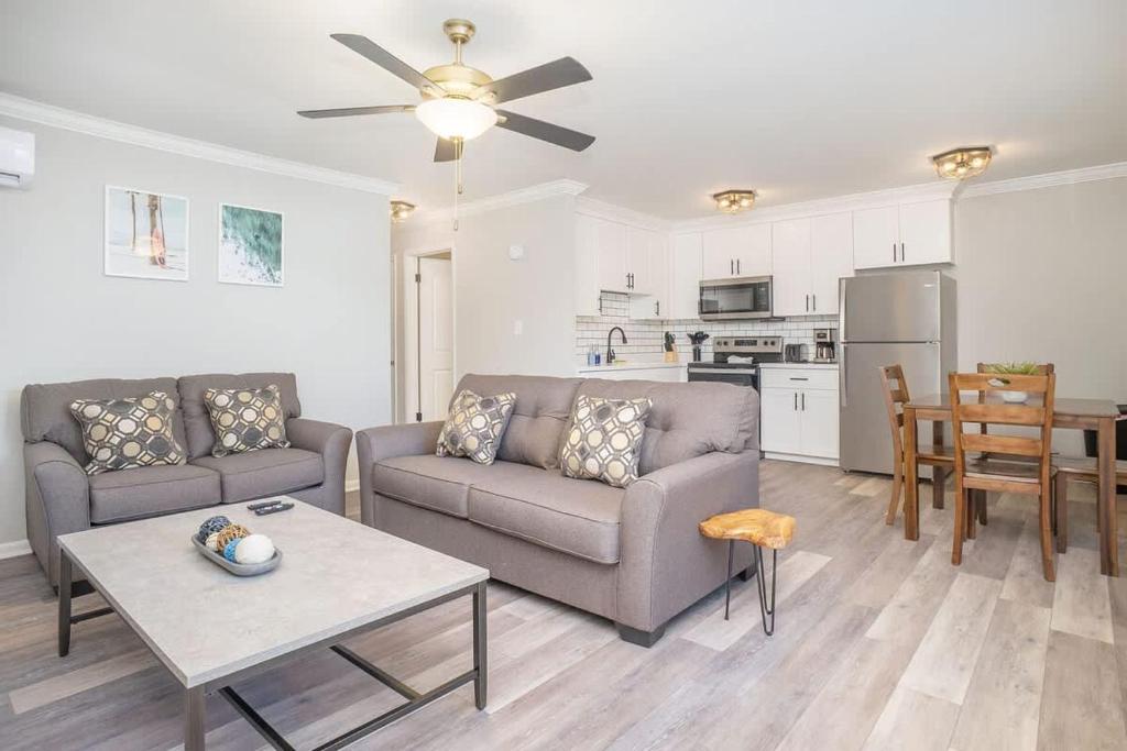 Hillside Cove - Plank Suite image