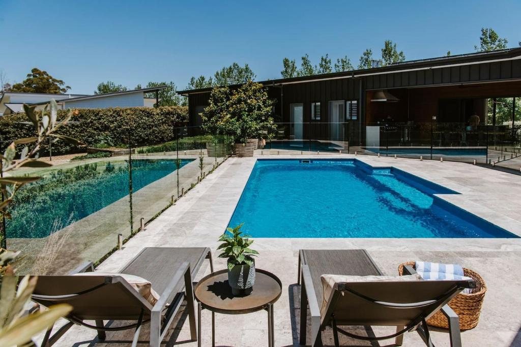 The Wine Manor - Lavish Poolside Living