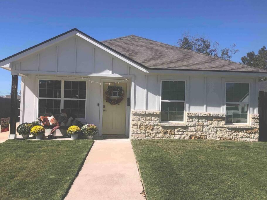 Baylor and Magnolia House image