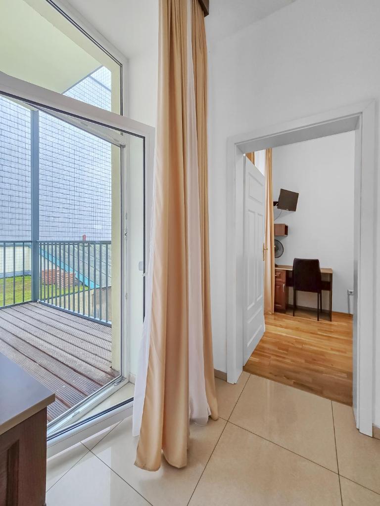Spacious 3-Bedroom Retreat with Balcony for 8 Near Millennium Tower, Vienna
