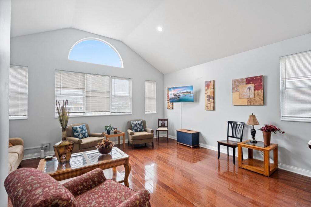 420 Lofty Apt, laundry, a block frm CTA image