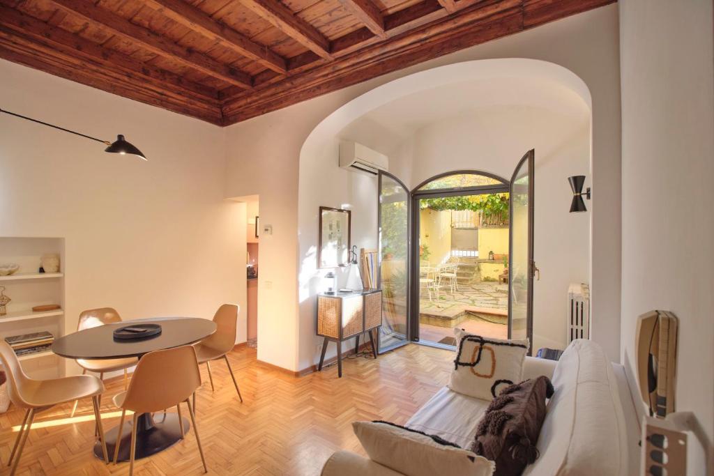 Enchanting Apartment with Patio, Lungarno Firenze - Tap to explore photos