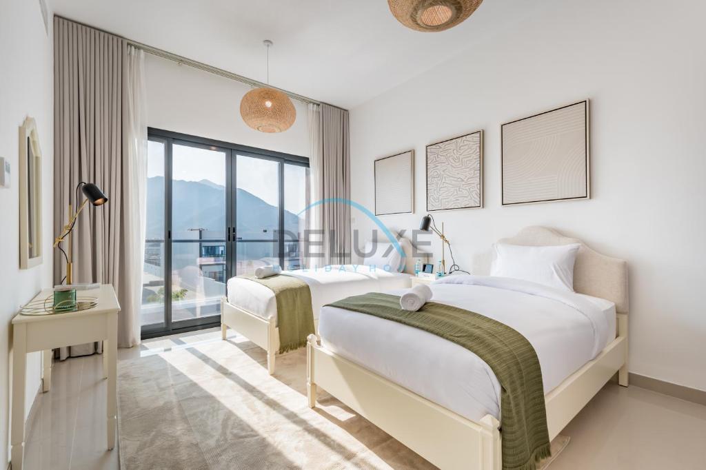 Elegant 4BR Villa with Assistant Room in Al Dana Island, Sharm, Fujairah by Deluxe Holiday Homes photo 4