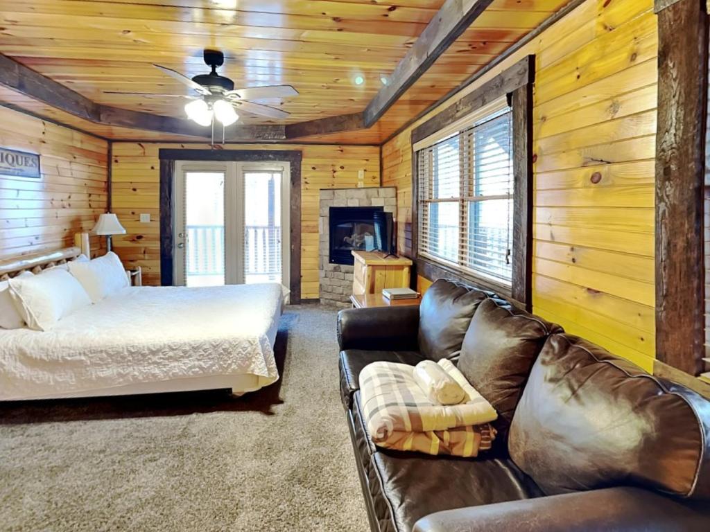 Pine Tree Lodge image