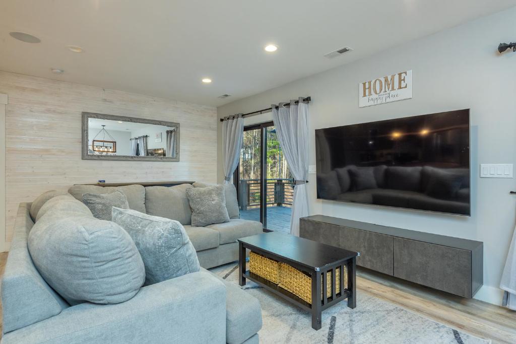 Spacious 4BR Mountain Retreat for 16 in Fairview image