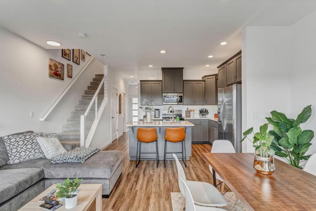 Modern and Bright Townhome with Game Room in S Salem image