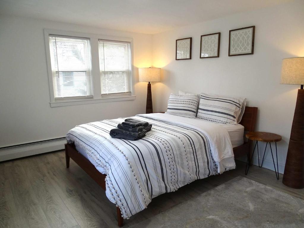 Comfortable 3 Bed Apt in Quiet Neighborhood image