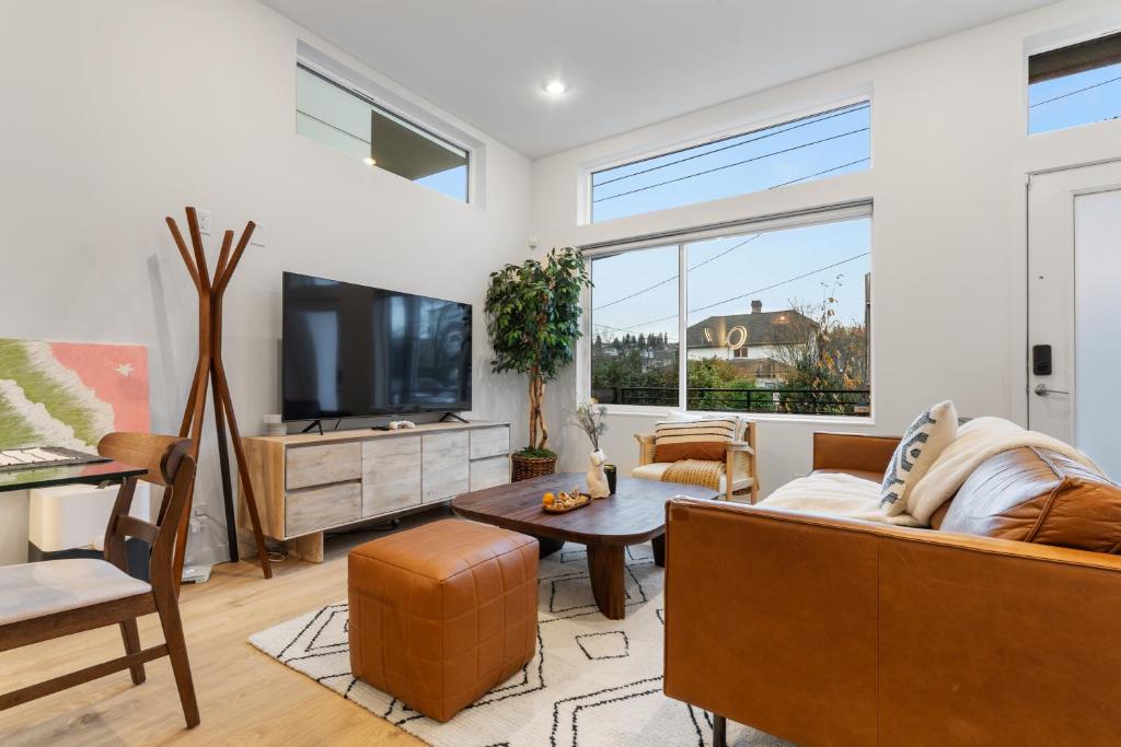 Luxe Central Home with Views & Rooftop image