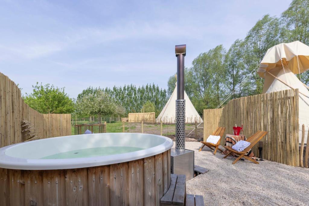 Tipi Marie met hotutub in de tuin photo 3