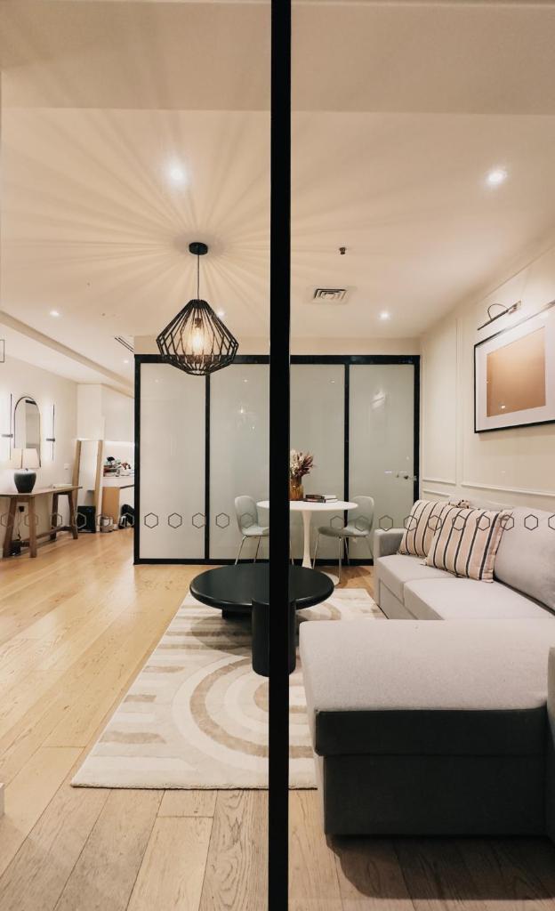 Collins Escape - 2 bedrooms with Collins St Balcony photo 1