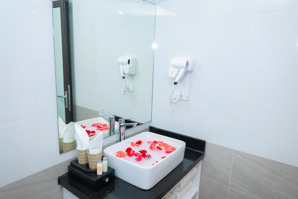 Royal Hotel Trâu Quỳ