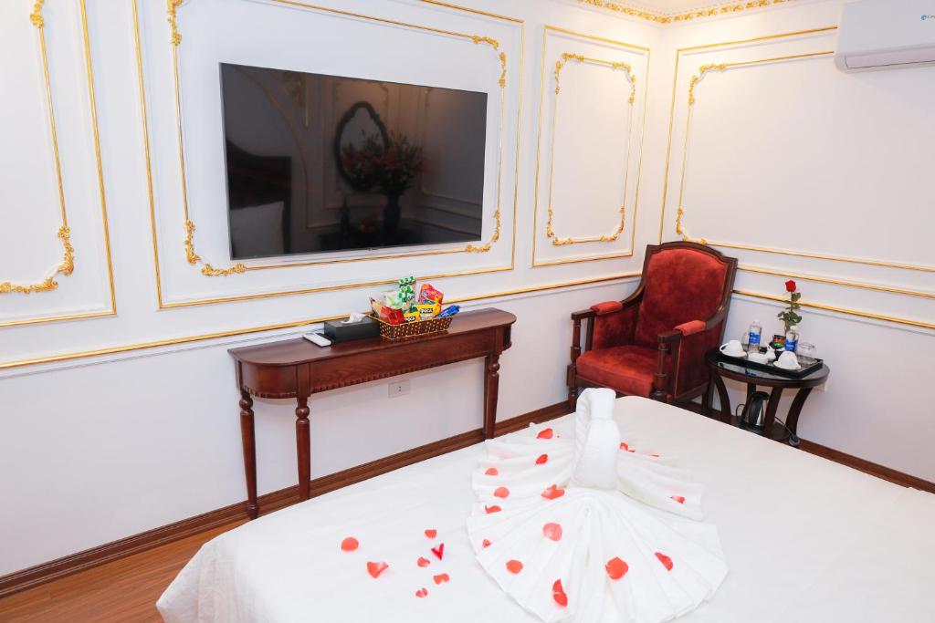 Royal Hotel Trâu Quỳ