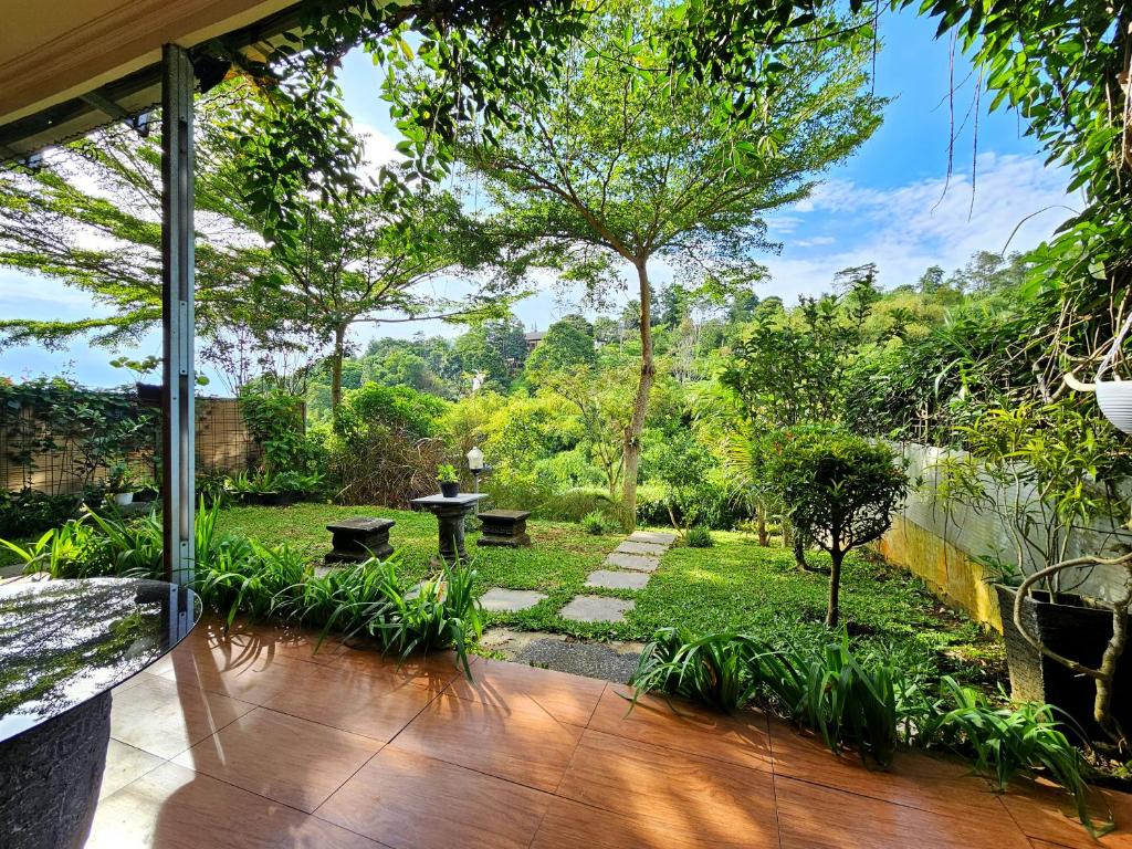 The Wiltshire Dago Pakar - Hillside Villa MAX 12 ORANG