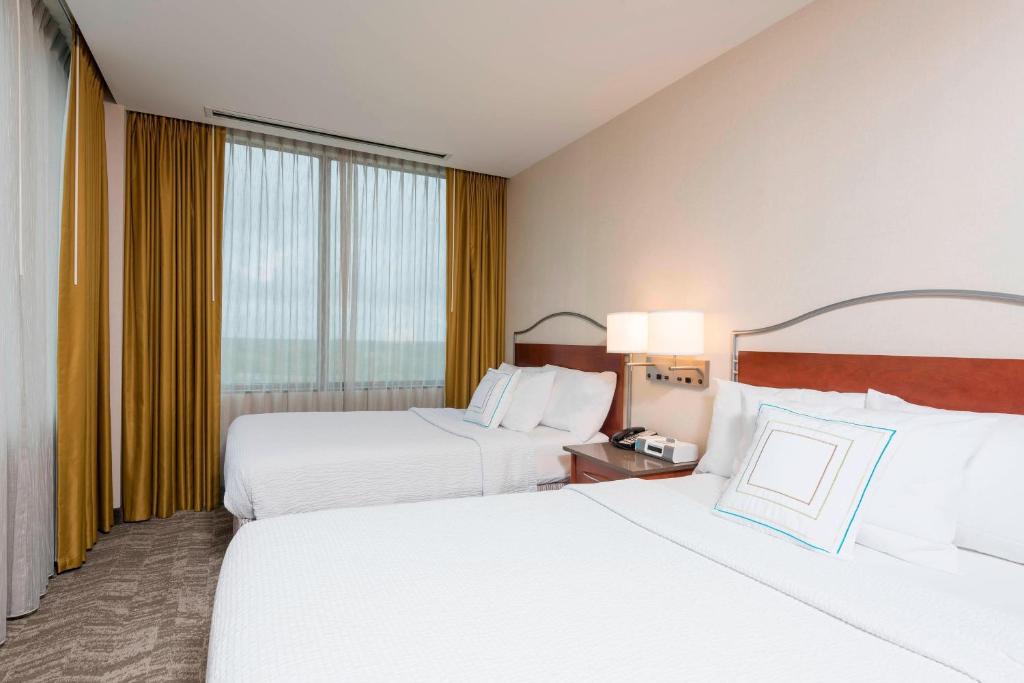 SpringHill Suites Chicago O'Hare by Marriott - Tap to explore photos