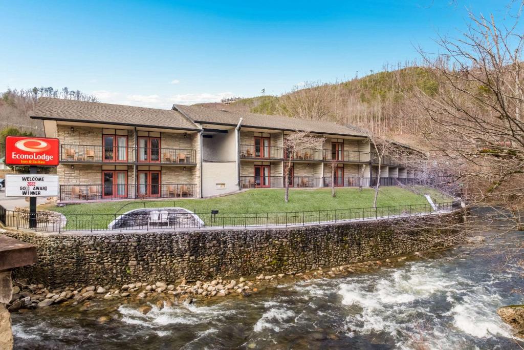 Econo Lodge Inn & Suites On The River image