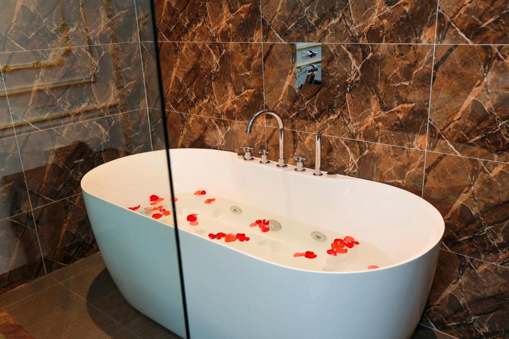 Royal Hotel Trâu Quỳ