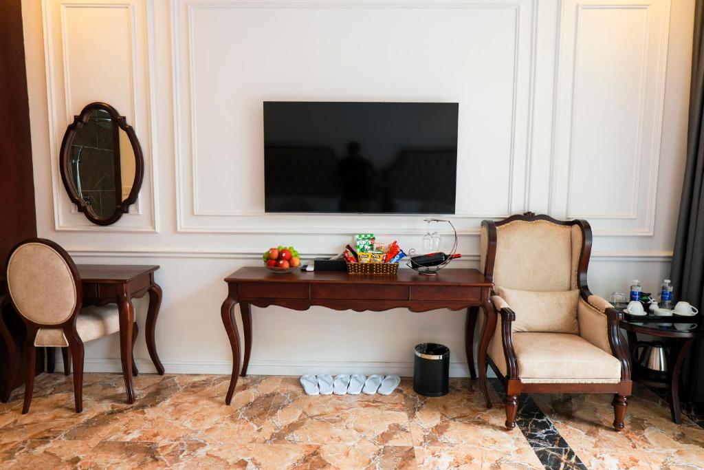 Royal Hotel Trâu Quỳ