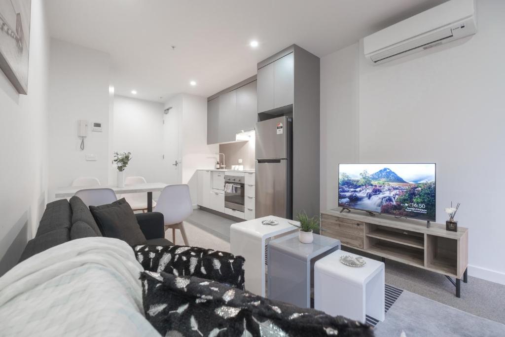 Elevated Style 1br In The Heart Of Mel With Study photo 2