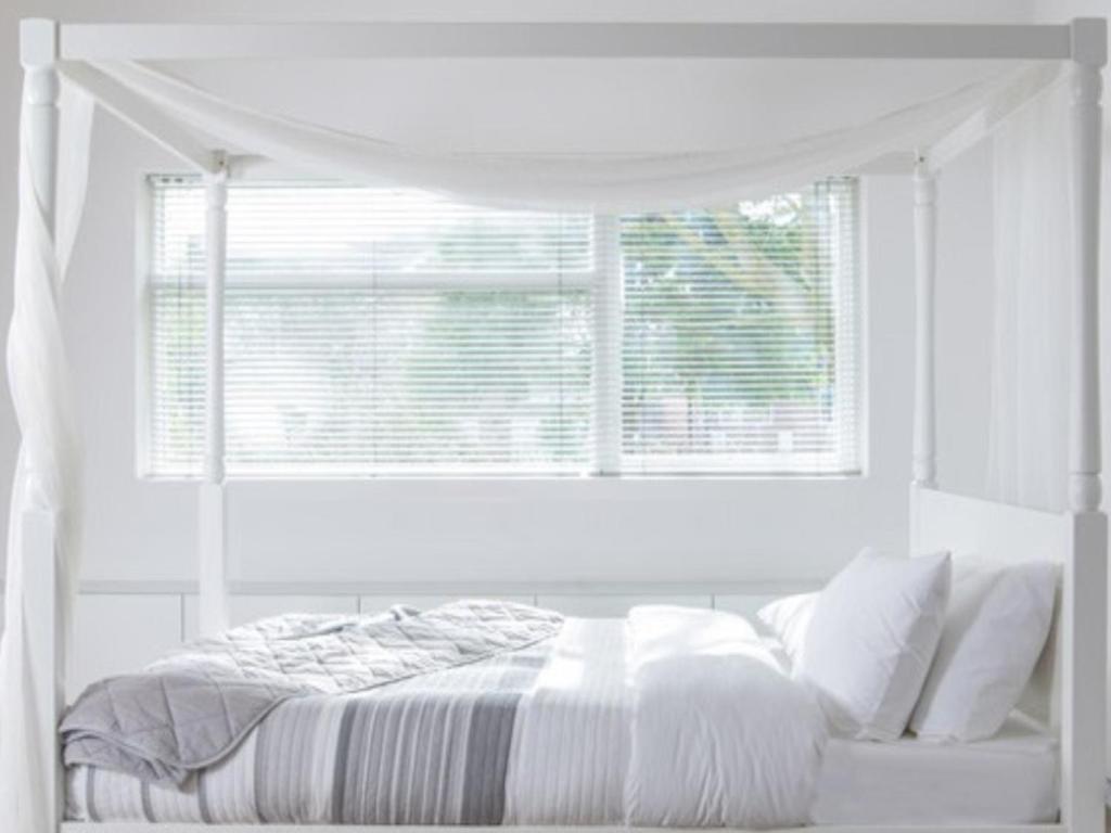 Cosy Garden Accommodation, Private Hot Tub & Four Poster Bed