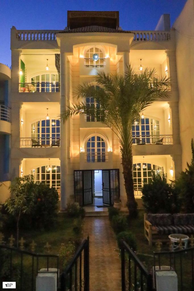 White House Apartments, Luxor