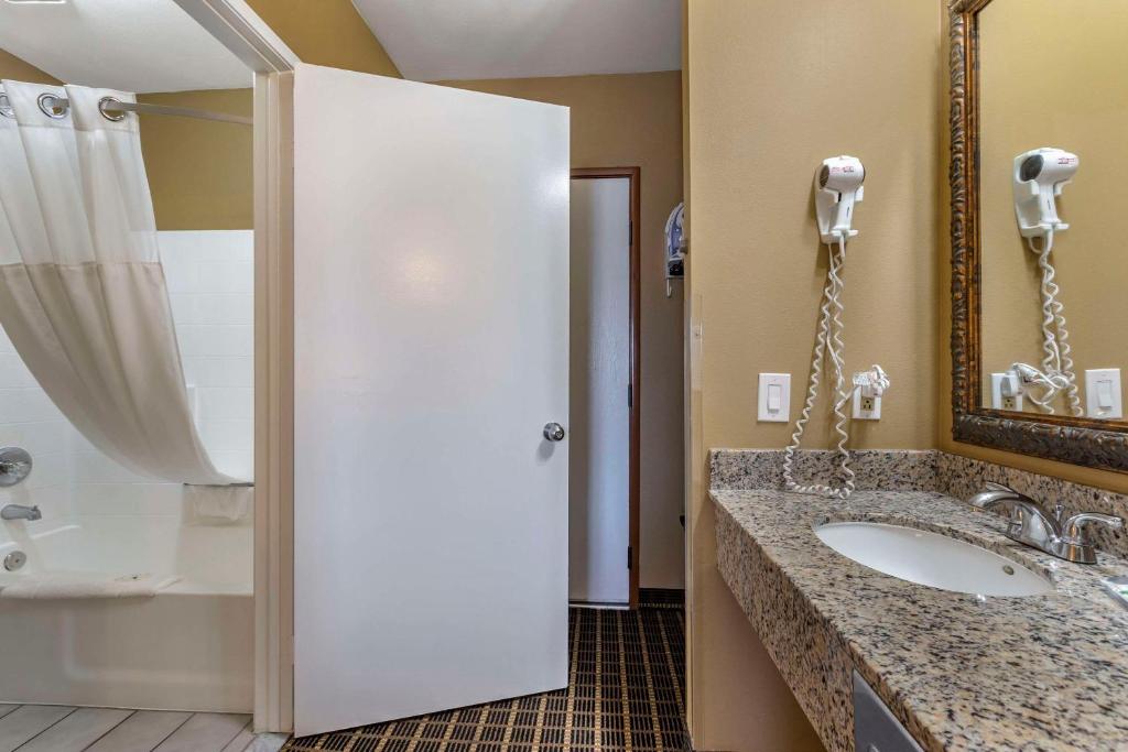 Quality Inn & Suites Westminster Seal Beach - Tap to explore photos