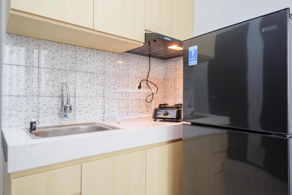 Comfort and Modern 2BR at Royal Heights Apartment By Travelio photo 4