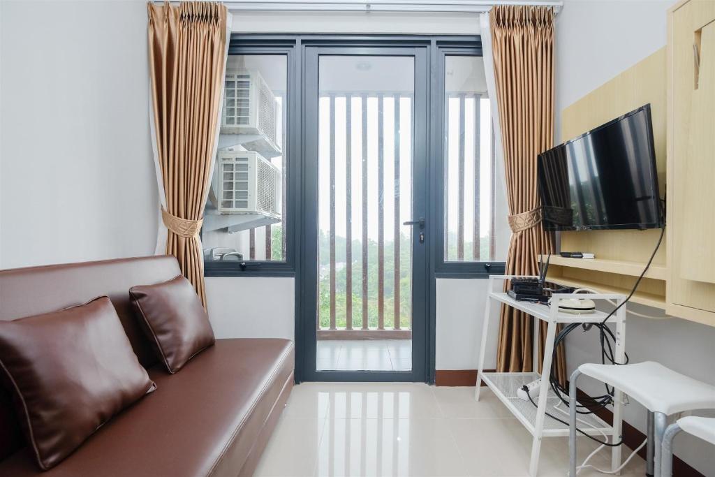 Comfort and Modern 2BR at Royal Heights Apartment By Travelio photo 2