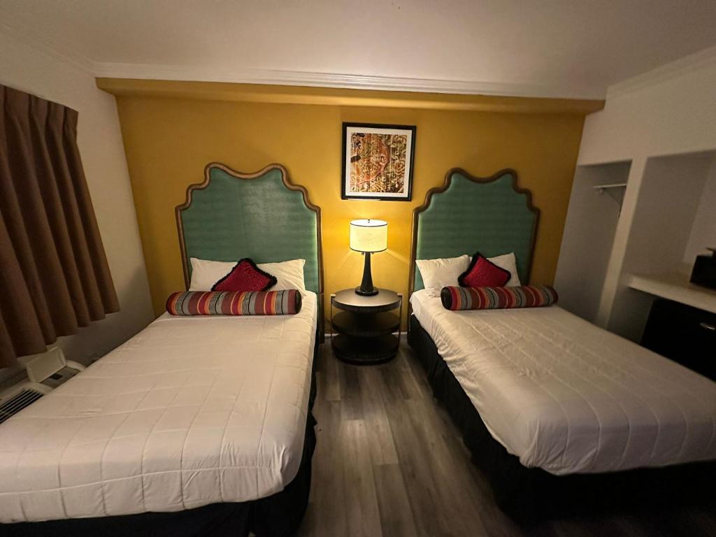 Howard Johnson by Wyndham Bakersfield - Tap to explore photos