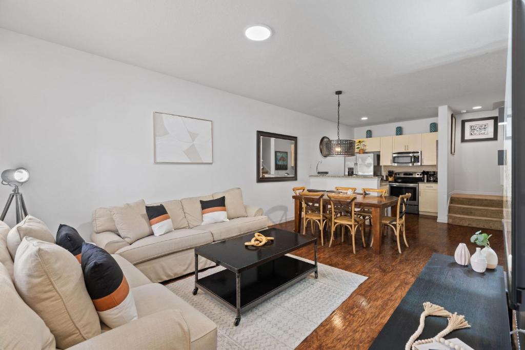 3 Bedrooms - 2 Baths - Lucaya Village 10-103 Lv image