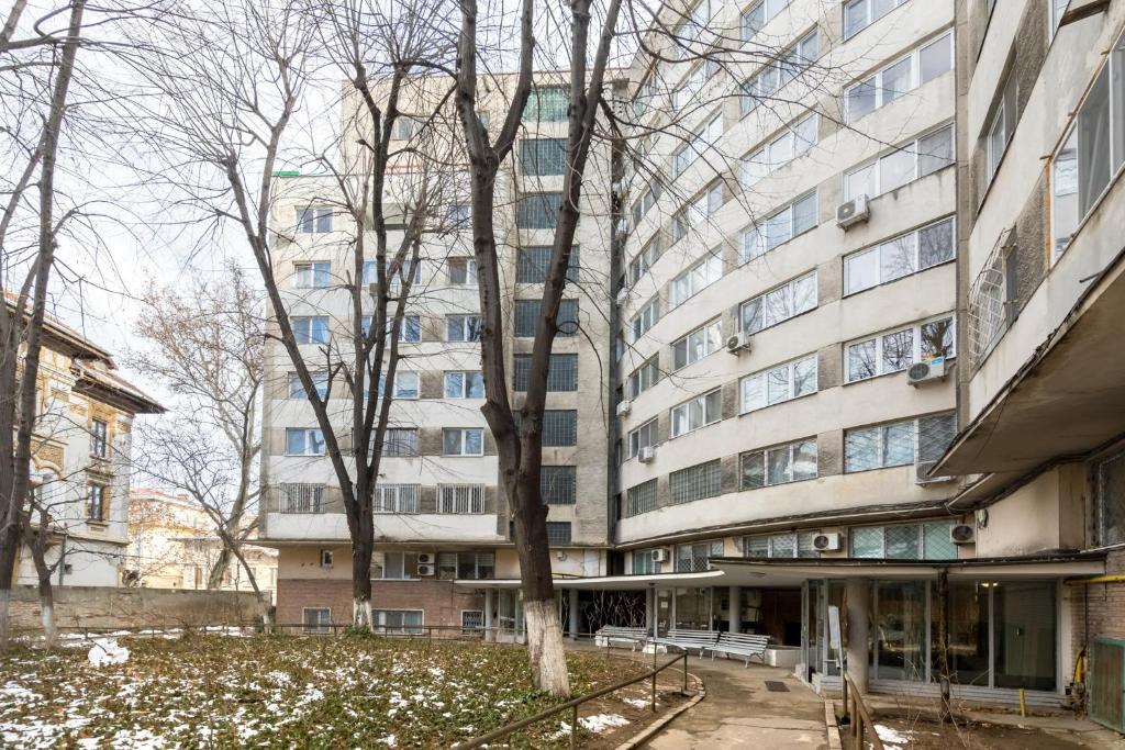 City View Apartment with Private Balcony, Bucharest