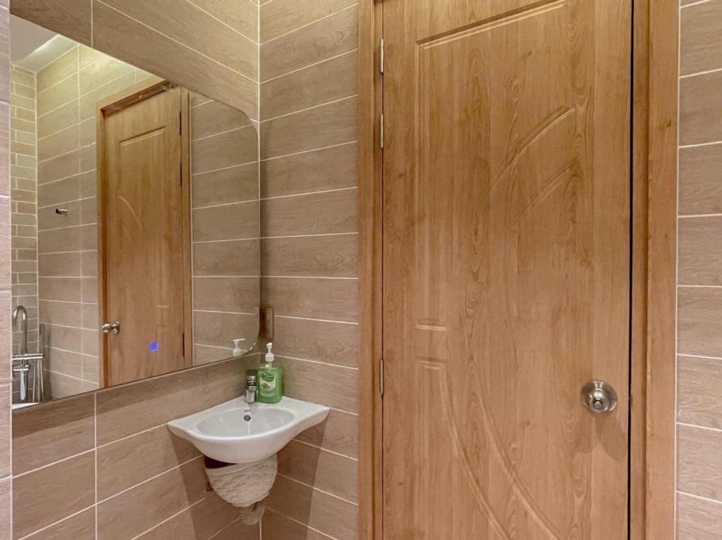 GRAND NEW -LUXURIOUS 5 BRs HOUSE IN DISTRICT 1