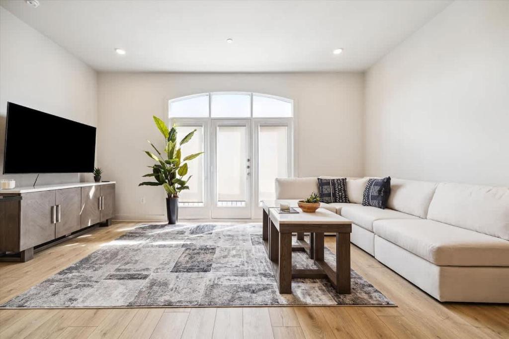 Two-bedroom apt Gorgeous Decor Resort Amenities image