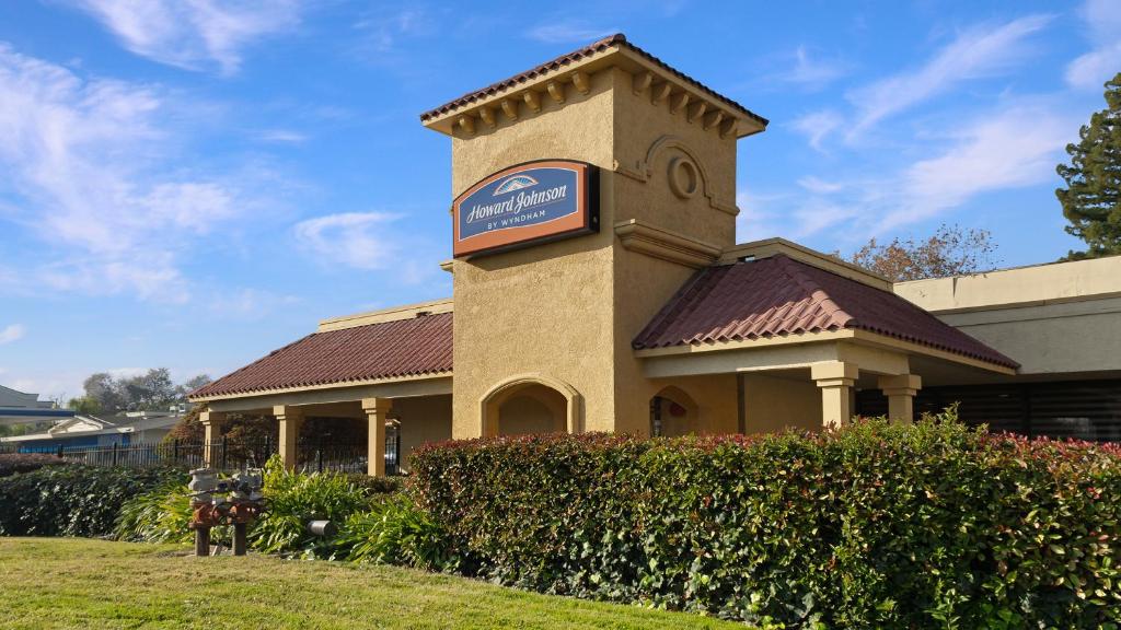 Howard Johnson by Wyndham Sacramento Downtown image