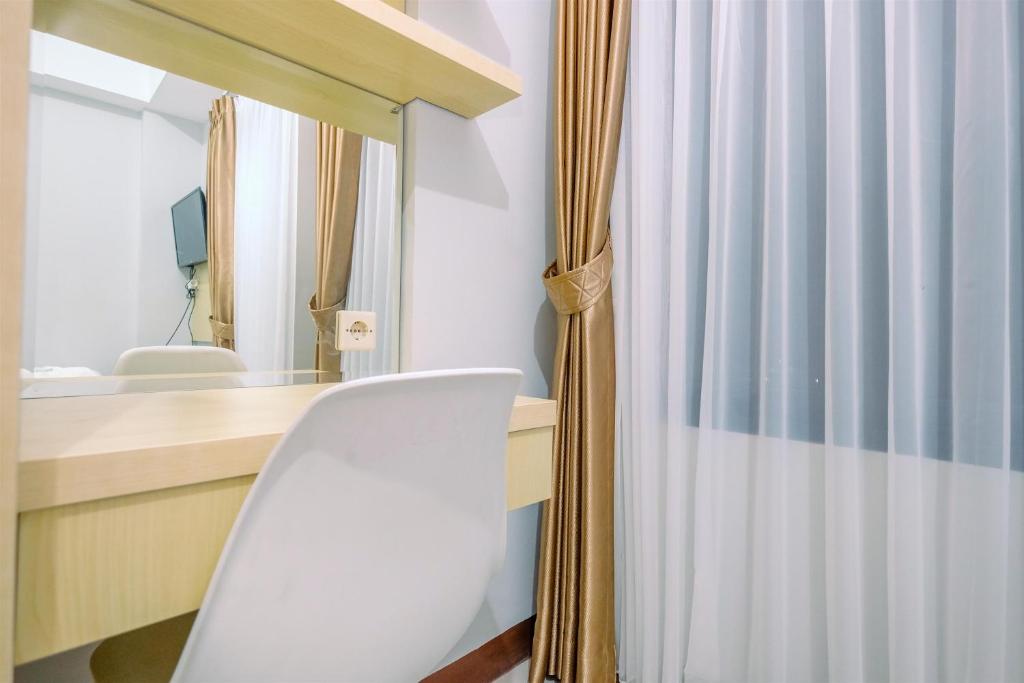 Nice and Elegant 1BR at Royal Heights Apartment By Travelio photo 2