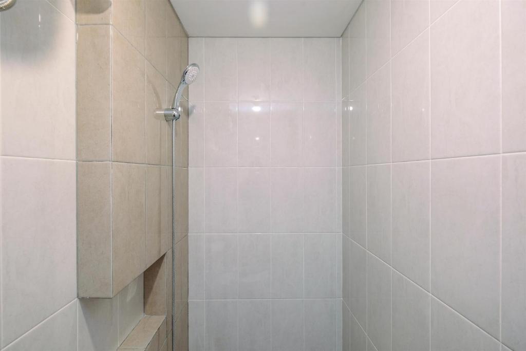 Nice and Elegant 1BR at Royal Heights Apartment By Travelio photo 4