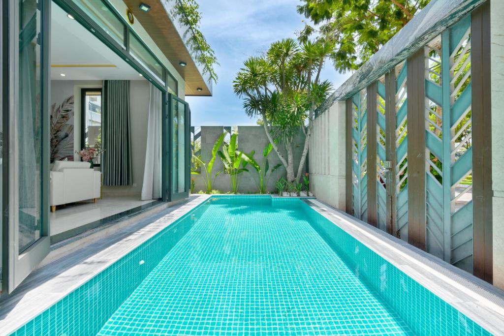 May Crystal 5BR to 6BR Villa close the beach